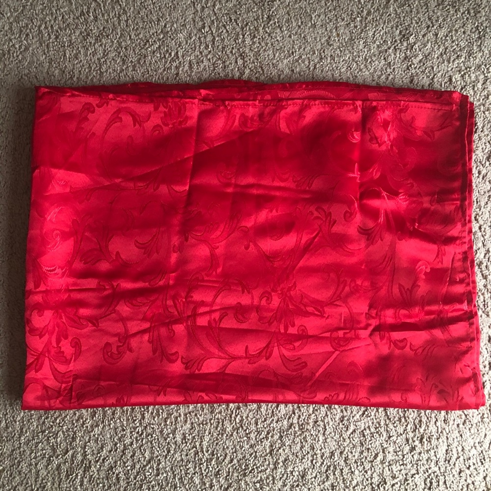 Red table cover and 4 napkins